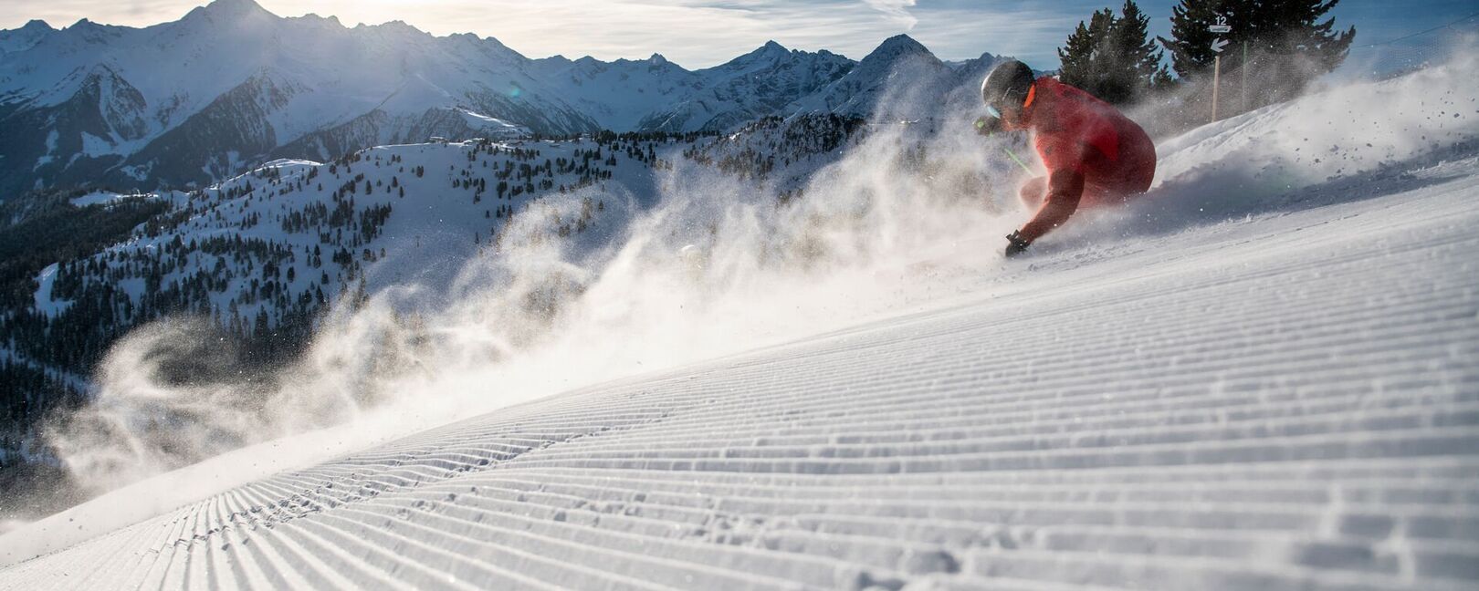 Skifahrer auf frisch präparierter Piste am Penken